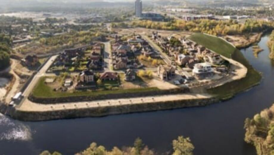 В Киеве дрон упал возле коттеджного городка »Коник»: повреждены окна домов