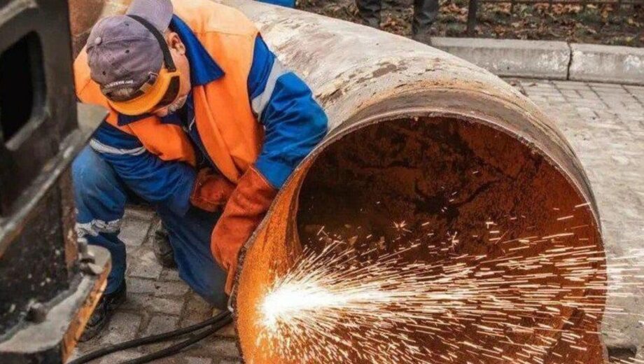 Екскаватори замість бензопил: на Теремках тривають роботи з прокладання теплотраси