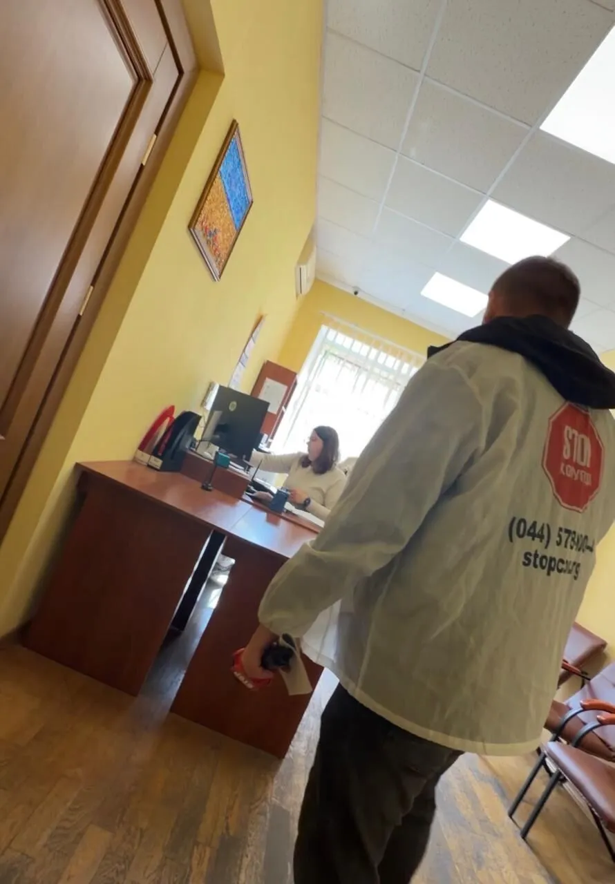 $500 щомісяця за відсутність перевірок: у Києві викрили схему вимагання з агролісництв