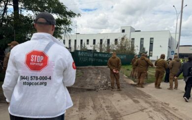 »Коррупцию не спрячешь за забором»: на Теремках община протестует против работ, у участка собрались силовики