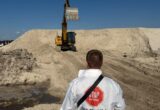 Невловимі ”надродери” у Міжріччі: як попри кримінальні провадження спецтехніка продовжує вивозити пісок? (фото)