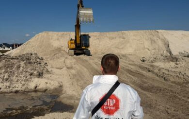 Невловимі ”надродери” у Міжріччі: як попри кримінальні провадження спецтехніка продовжує вивозити пісок? (фото)