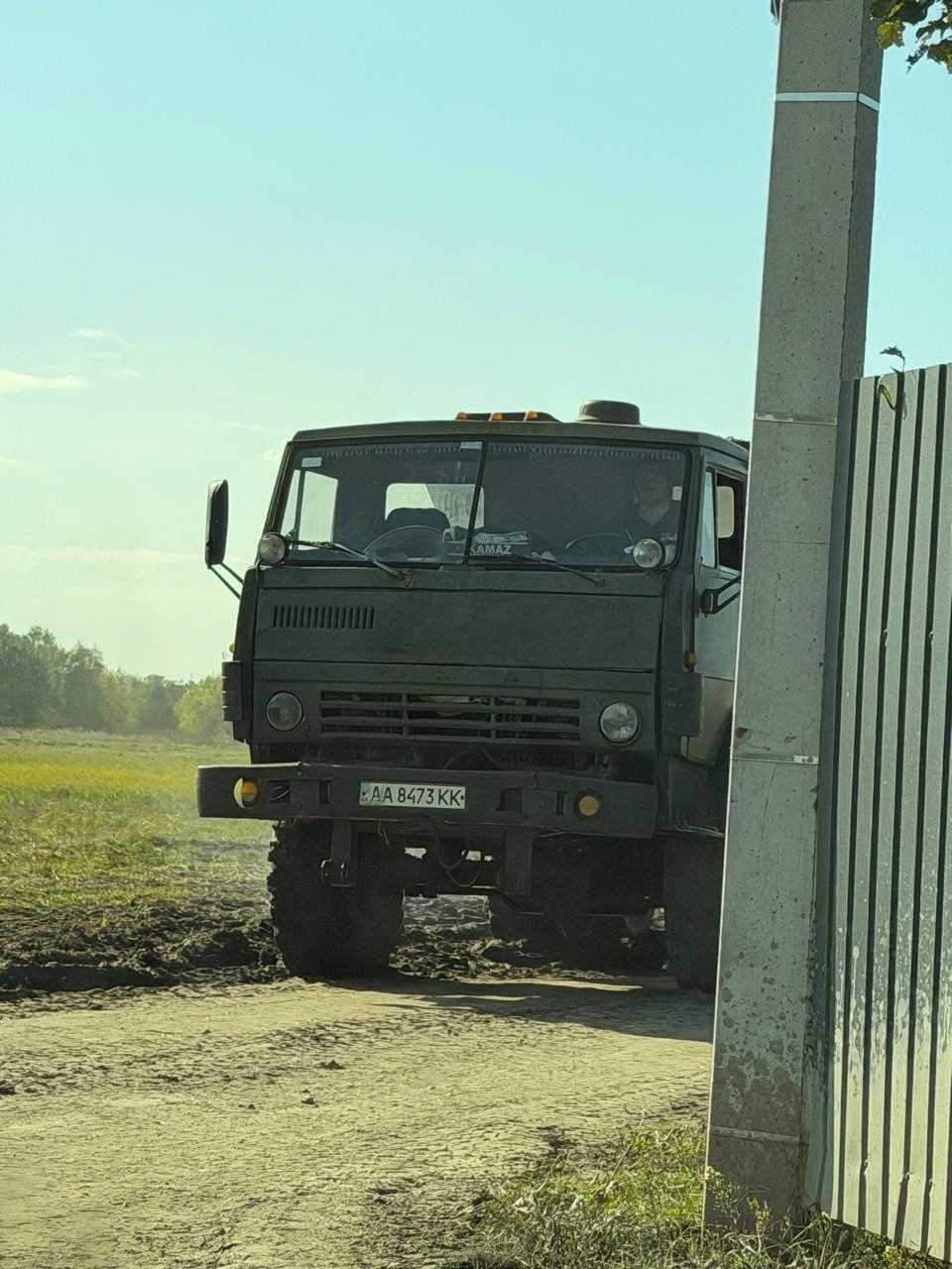 Невловимі ''надродери'' у Міжріччі: як попри кримінальні провадження спецтехніка продовжує вивозити пісок? (фото)