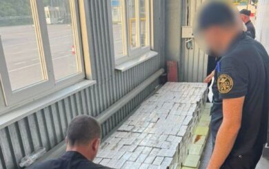 На Буковині у вантажівці з чипсами знайшли понад 11 тисяч пачок сигарет