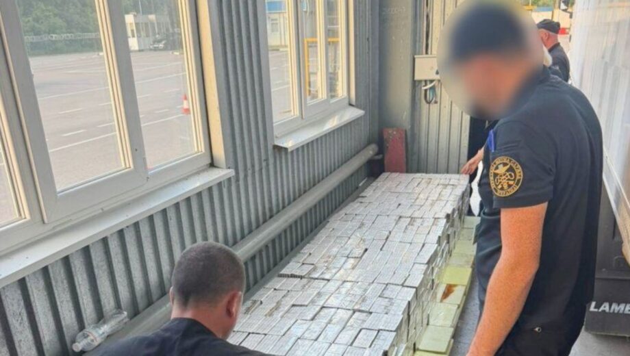 На Буковині у вантажівці з чипсами знайшли понад 11 тисяч пачок сигарет