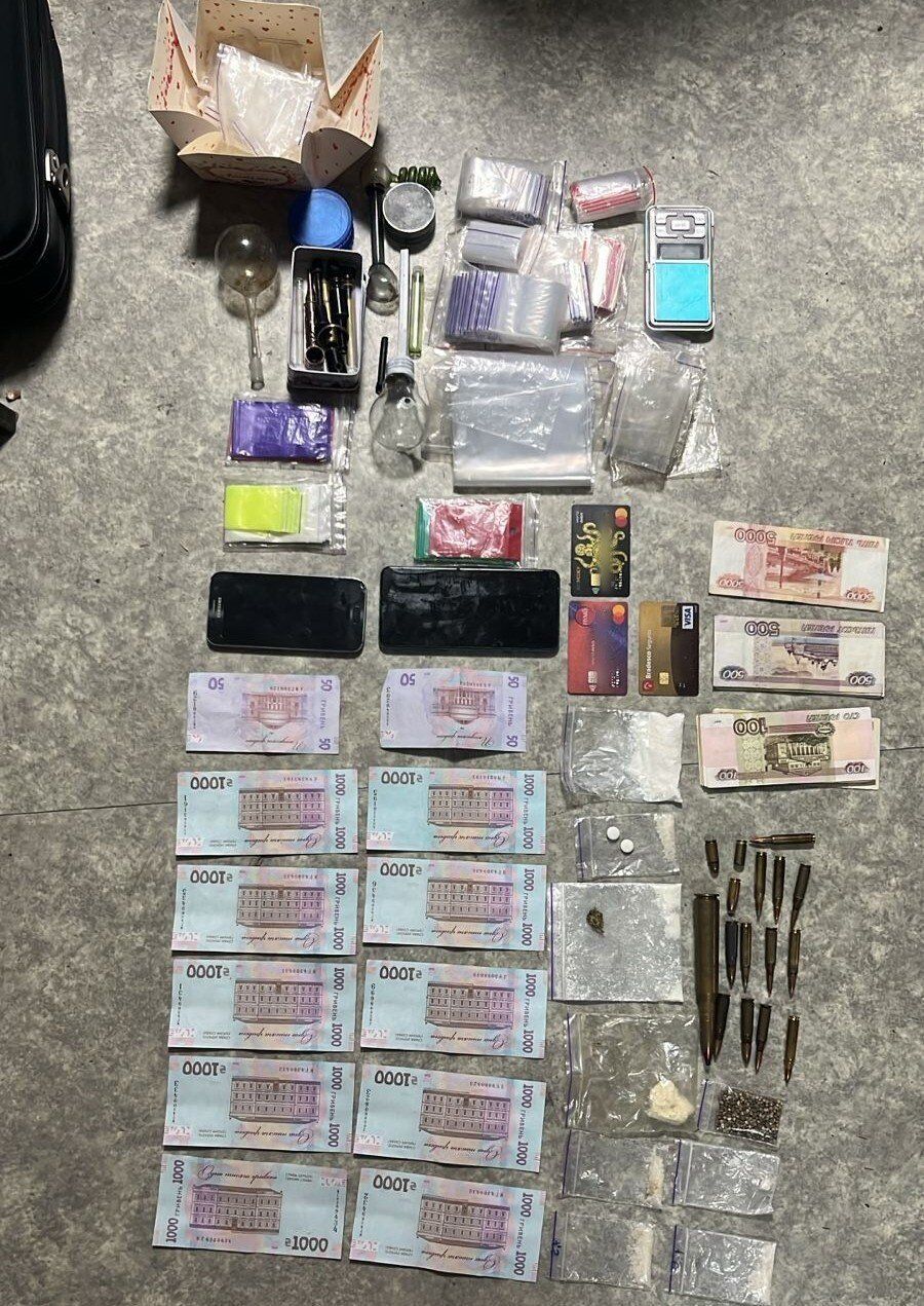 На Харківщині військовий після СЗЧ торгував наркотиками: його затримали після передачі 10 тисяч гривень