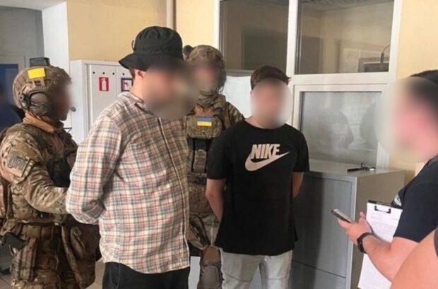 На Харківщині військовий після СЗЧ торгував наркотиками: його затримали після передачі 10 тисяч гривень