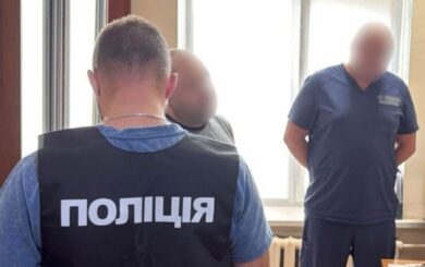 В Киеве троих руководителей больницы подозревают в системных поборах с медиками