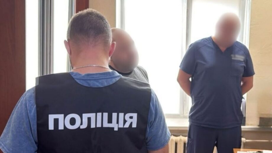 У Києві трьох керівників лікарні підозрюють у системних поборах із медиків