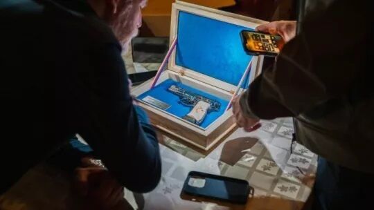 От ковра Кучмы до пистолета Зеленского: самые удивительные и дорогие подарки украинским президентам