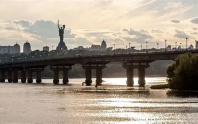 Южный мост перекрыт, часть зеленой ветви не работает: что происходит с транспортом в Киеве