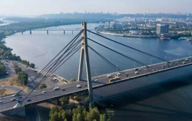 Киевлянам предлагают пересекать мосты на велосипедах и самокатах: что хотят изменить