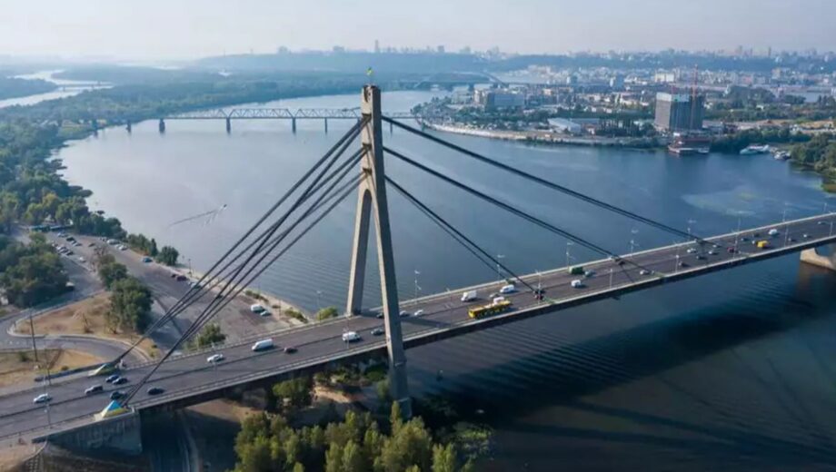 Киевлянам предлагают пересекать мосты на велосипедах и самокатах: что хотят изменить