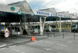Українку на кордоні Польщі попросили показати галерею телефона: чи законні такі вимоги