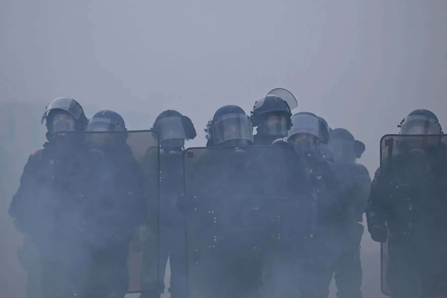 Погроми магазинів, розбитий автобус і водомети: протести охопили міста Європи та переросли в сутички