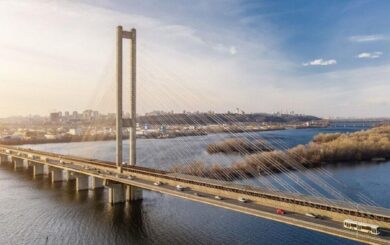У Києві перекрили Південний міст: як курсують метро й автобуси
