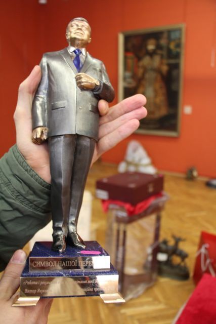 Від килима Кучми до пістолета Зеленського: найдивніші й найдорожчі подарунки українським президентам