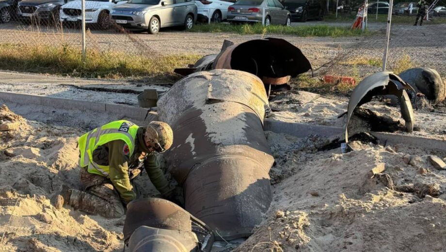 У житловому дворі Києва виявили не розірвану бойову частину балістичної ракети