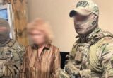 СБУ затримала жінку, яка, за даними слідства, наводила атаки рф на оборонні підприємства та волонтерські центри