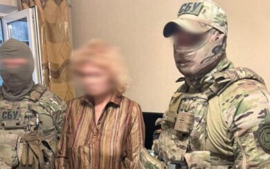 СБУ задержала женщину, которая, по данным следствия, приводила атаки рф на оборонные предприятия и волонтерские центры.
