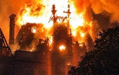 Пламя уничтожило часть исторической мэрии во Франции: обрушилась колокольня, которой 143 года