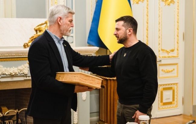 Від килима Кучми до пістолета Зеленського: найдивніші й найдорожчі подарунки українським президентам