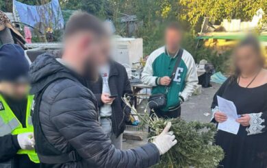 Ховав канабіс у побутових товарах: у Києві затримали чоловіка та вилучили наркотиків на 320 тисяч гривень