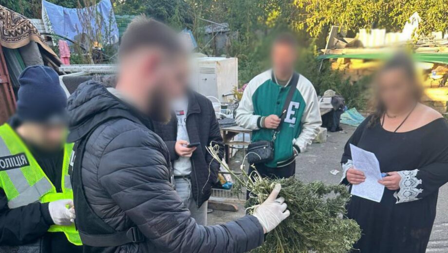 Хоронил каннабис в бытовых товарах: в Киеве задержали мужчину и изъяли наркотиков на 320 тысяч гривен