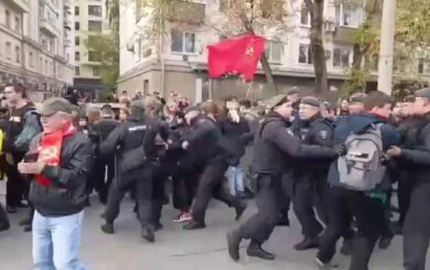 ”Геть царя” та ”За чесні вибори”: у Москві на мітингу КПРФ затримали десятки людей