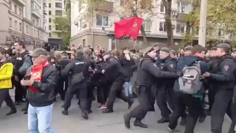 ”Геть царя” та ”За чесні вибори”: у Москві на мітингу КПРФ затримали десятки людей