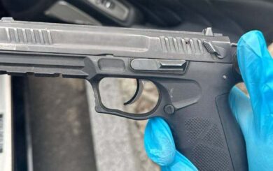 У Львові підлітки з пістолетом погрожували перехожим