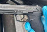 Во Львове подростки с пистолетом угрожали прохожим