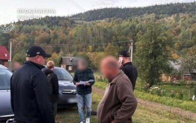 Ліс ”наліво” за готівку: на Прикарпатті викрили посадовців ДП ”Ліси України”