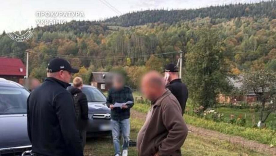 Ліс ”наліво” за готівку: на Прикарпатті викрили посадовців ДП ”Ліси України”