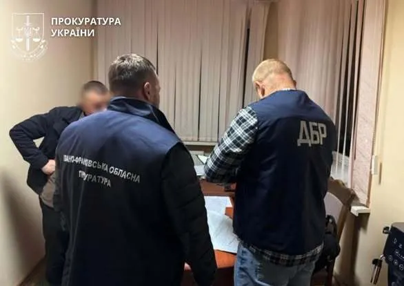 Ліс ''наліво'' за готівку: на Прикарпатті викрили посадовців ДП ''Ліси України''