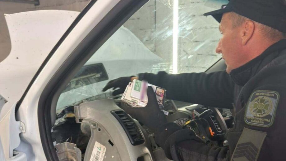 Приладова панель приховувала 730 пачок сигарет: деталі інциденту на кордоні