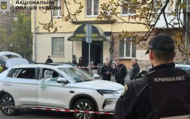 У Печерському районі Києва вибухнув електрокар: водія госпіталізували