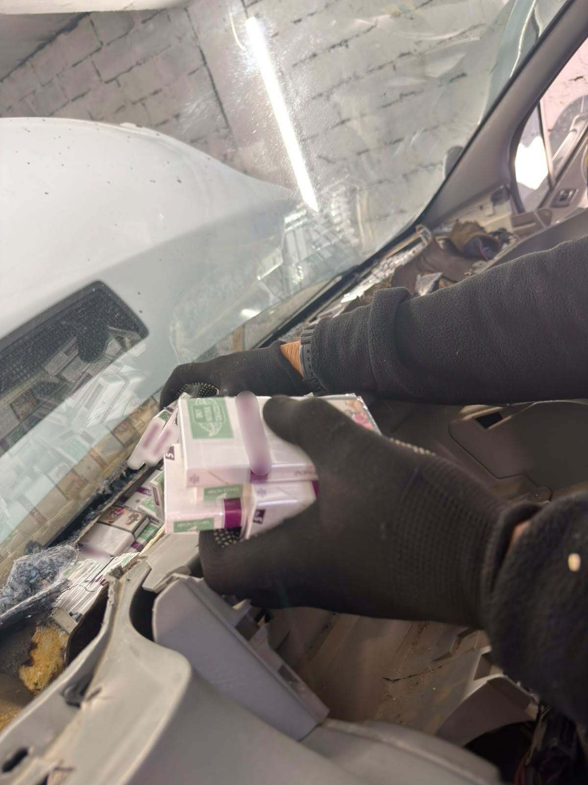 Прикордонники знайшли в Opel приховані сигарети