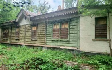 Историческое здание в Пуще-Водице оказалось под угрозой разрушения: прокуратура обратилась в суд