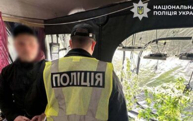 Вирощував коноплі у квартирі та заробляв до 100 тисяч гривень на місяць: у Києві затримали наркоділка