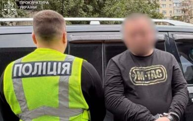 Отсрочка за $5000: в Киеве мужчина обещал оформить документы об уходе за матерью
