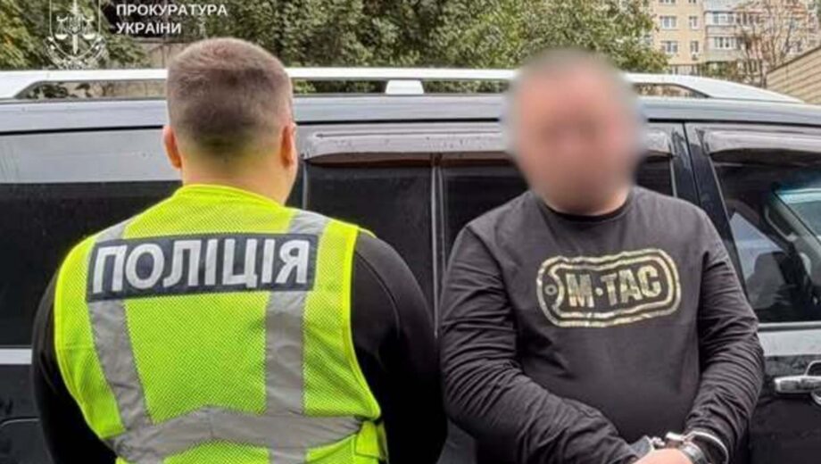 Отсрочка за $5000: в Киеве мужчина обещал оформить документы об уходе за матерью