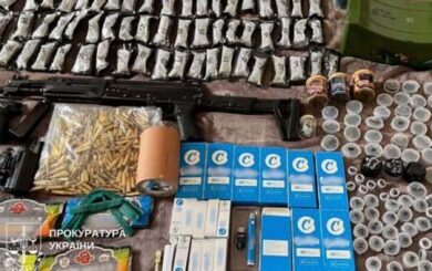 Наркотики на 2 млн грн і зброя: у Києві повідомили про підозру двом чоловікам