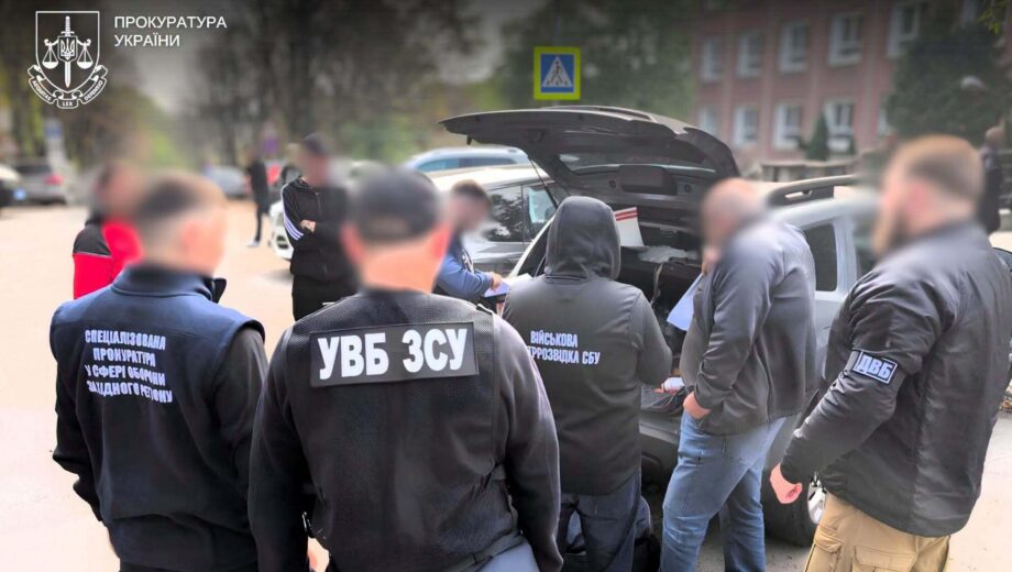 1900 долларов за выписку и еще 2000 за фиктивные документы: во Львове разоблачили врача и его сообщника
