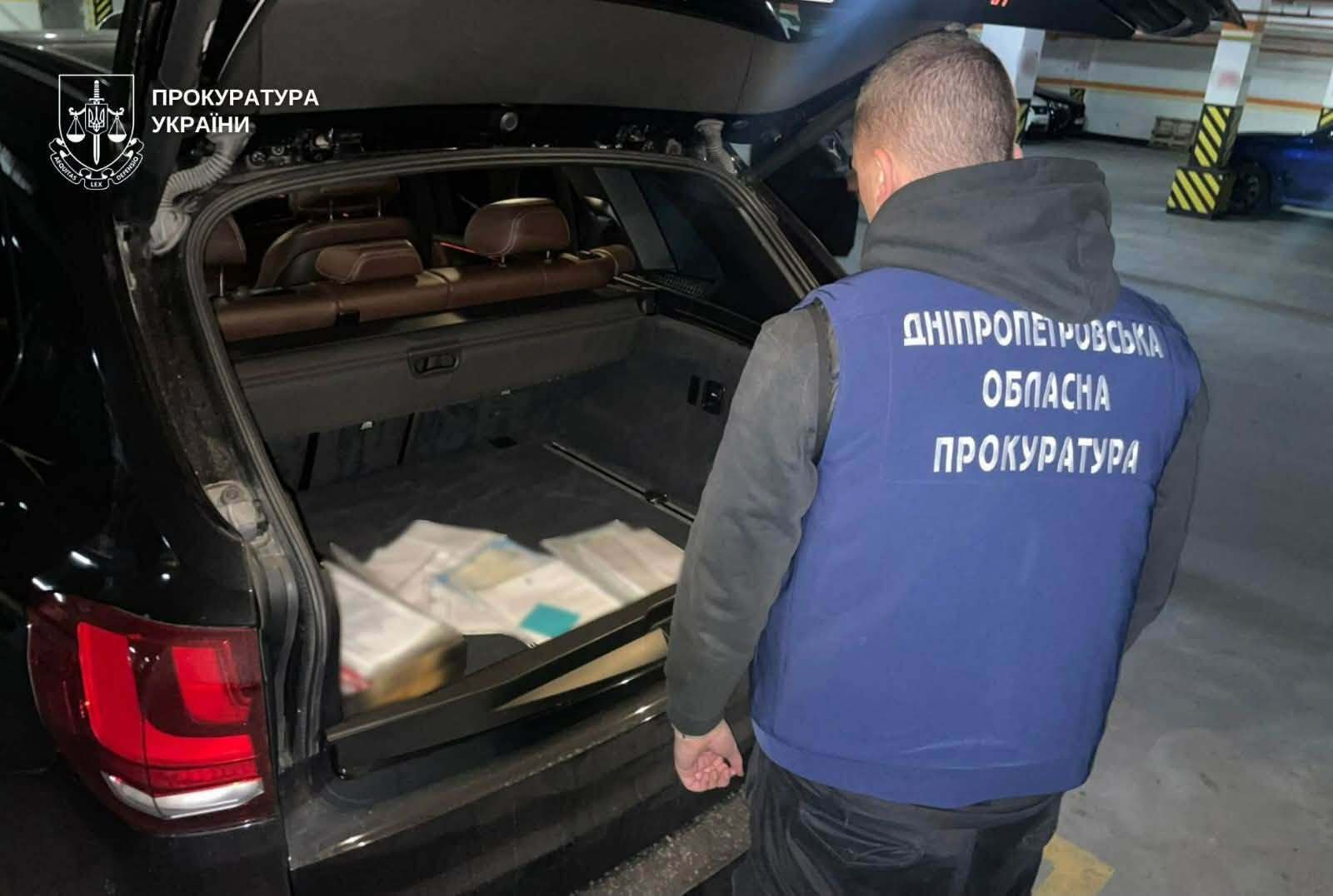 В Днепре со счетов клиентов банков незаконно списали почти 50 млн грн: будут судить 10 человек