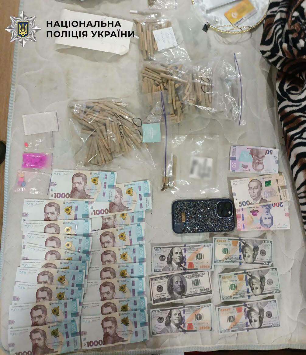 В Киеве задержали 28-летнюю женщину: в квартире обнаружили амфетамин, МДМА и лабораторное оборудование