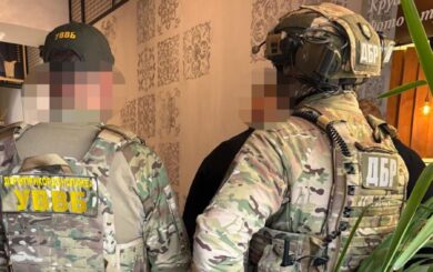 »Эконом» за $10 тысяч, »премиум» — за $19: пограничник продавал »пакеты» выезда за границу (видео)
