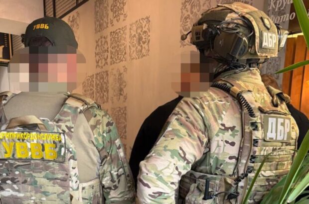 »Эконом» за $10 тысяч, »премиум» — за $19: пограничник продавал »пакеты» выезда за границу (видео)