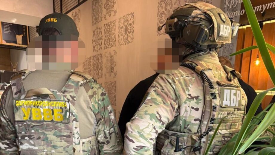 »Эконом» за $10 тысяч, »премиум» — за $19: пограничник продавал »пакеты» выезда за границу (видео)
