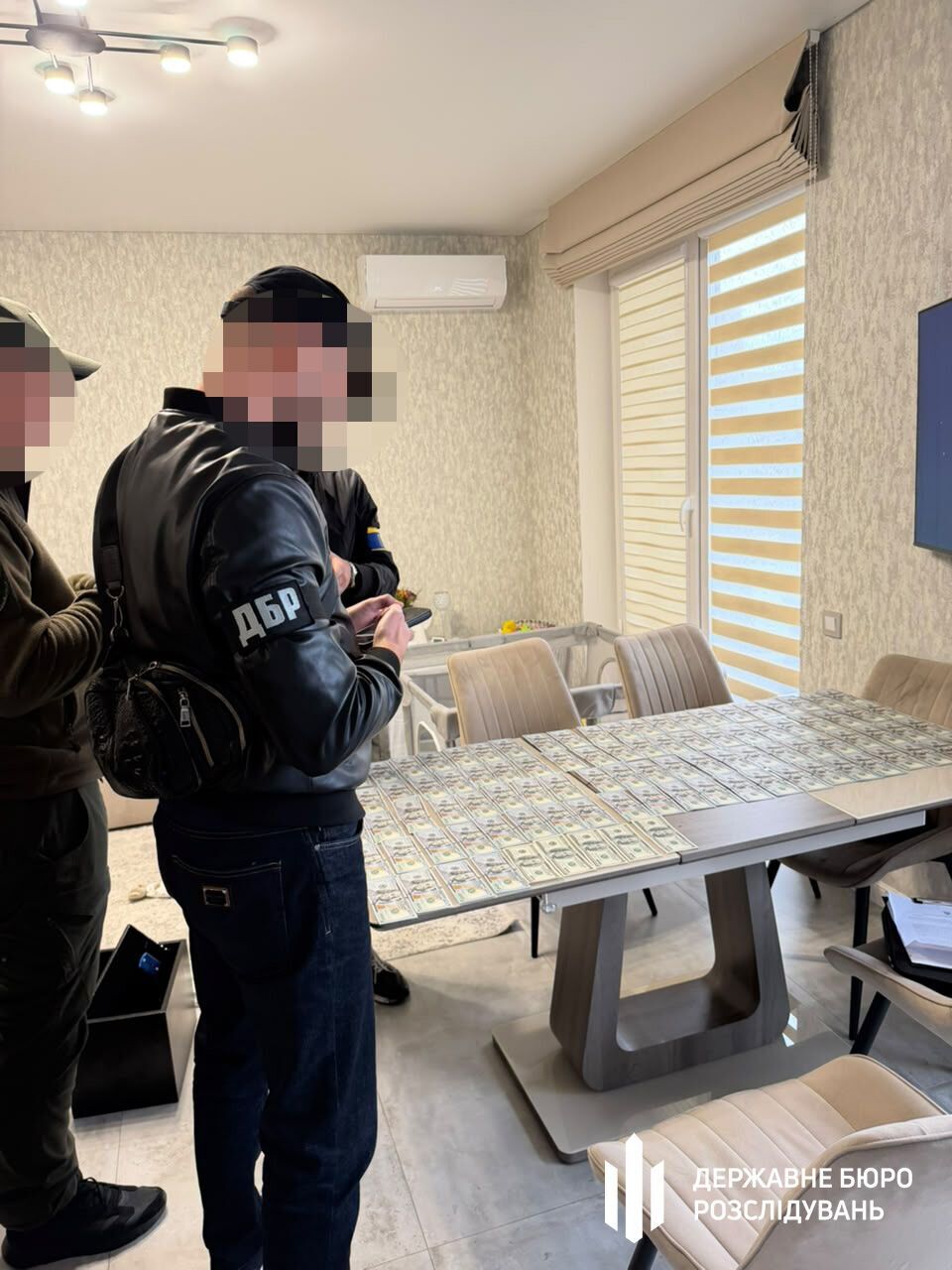 пограничник продавал ''пакеты'' выезда за границу